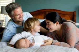 Une famille réunie et unie sur le lit. La communication entre parents et enfants